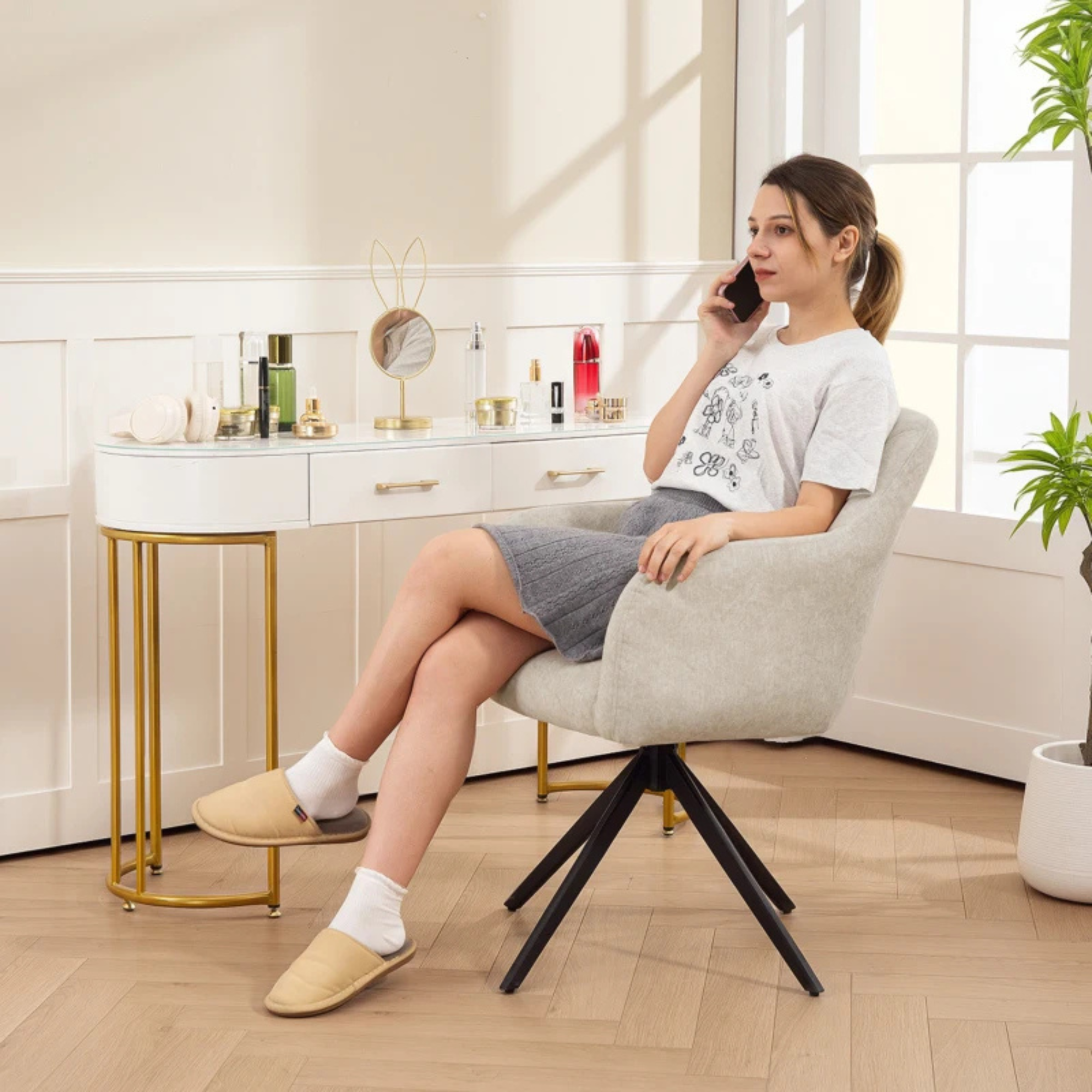 Beige gestoffeerde draaistoel met 360° draaibasis voor ultiem zitcomfort en moderne uitstraling in woonkamer