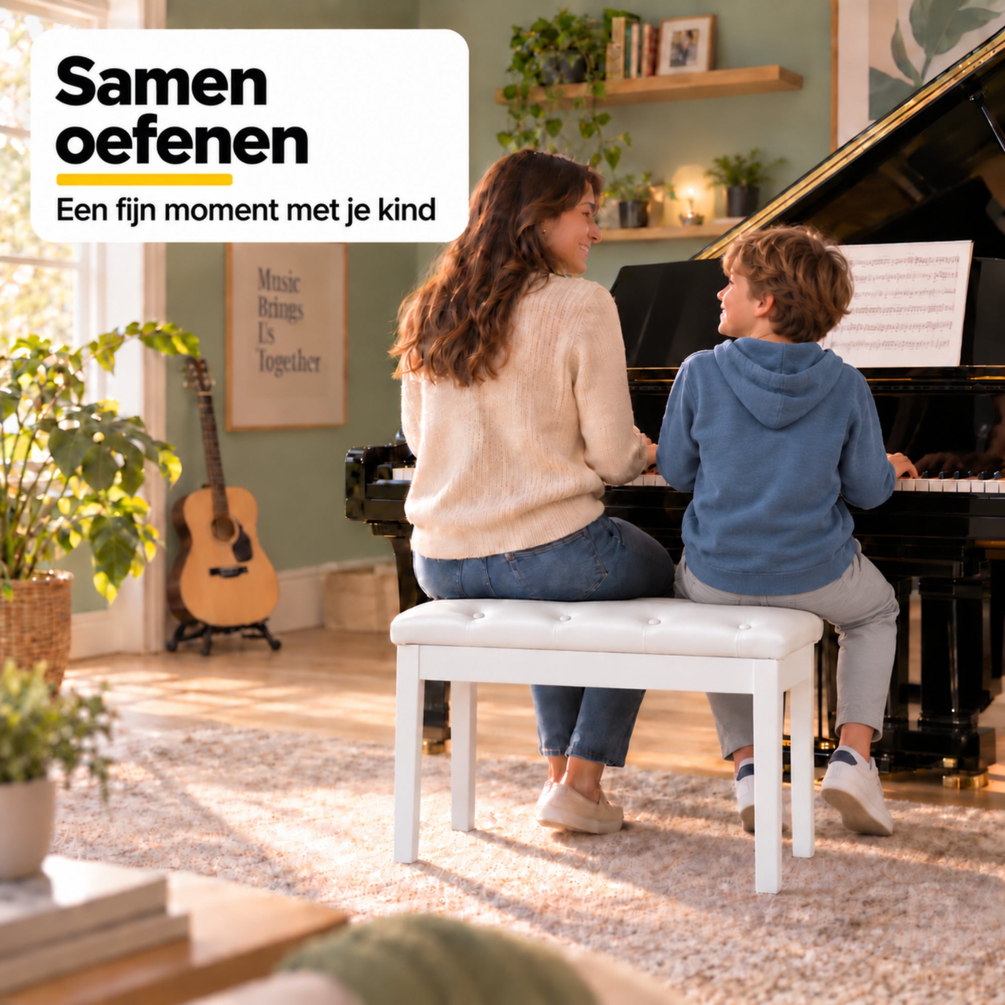 Klassieke witte pianokruk met opbergruimte – stijlvol en praktisch waarop moeder en kind samen piano spelen