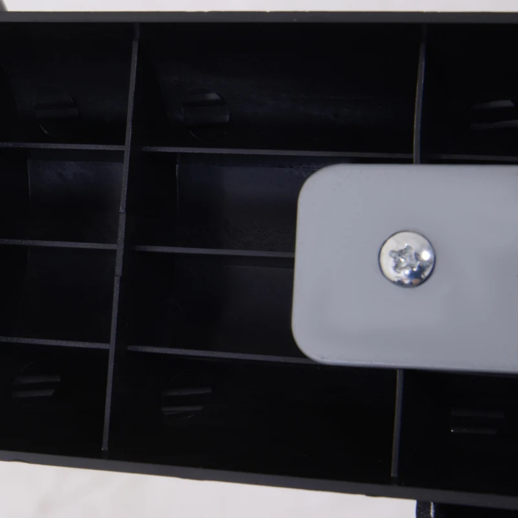 Compacte opvouwbare hometrainer met lcd-display voor thuisgebruik, detail van zwart frame en bevestigingsschroef close-up