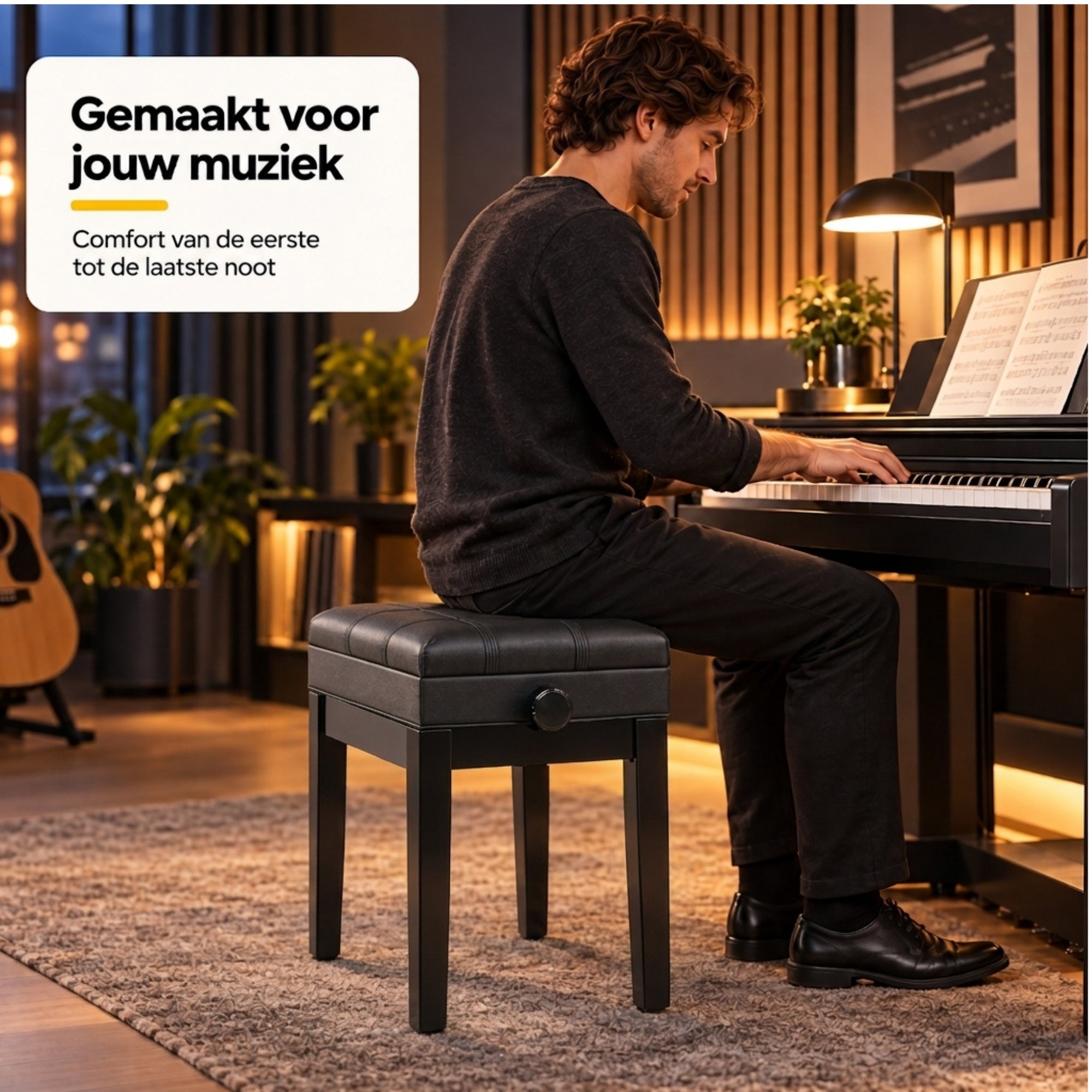 Zwarte pianokruk verstelbaar met opbergruimte en comfortabel design met pianist aan piano en zwarte kunstleren zitting