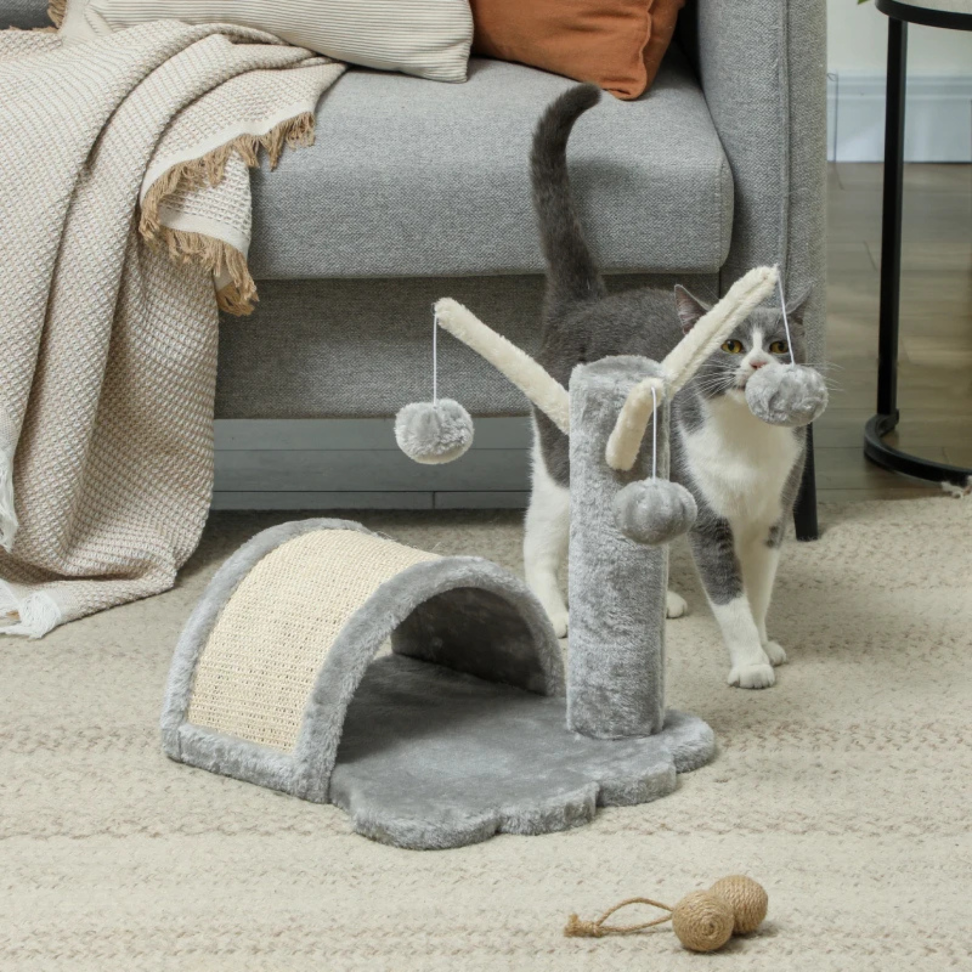 Compacte krabpaal met kattenspeeltjes voor speelse katten – zacht grijs model met boog en hangende speeltjes voor kattenplezier