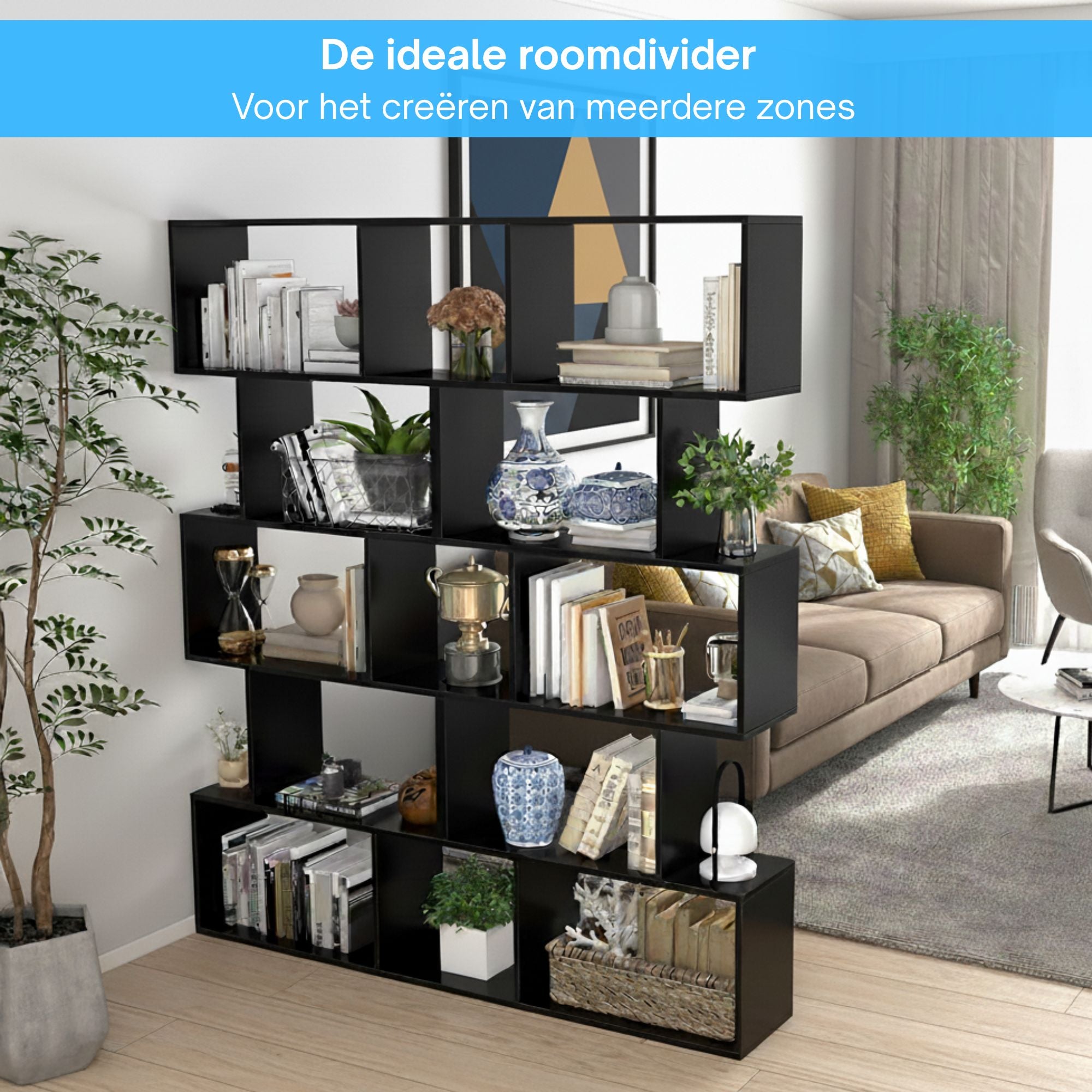 2 zwarte zenzee boekenkasten tegen elkaar geplaatst in een woonkamer als een roomdivider